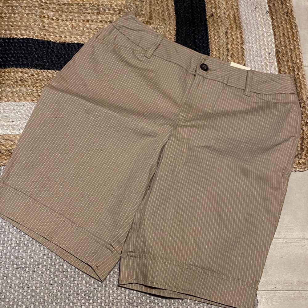 Woman’s NWT St. John’s bay knee length bisque shorts size 14